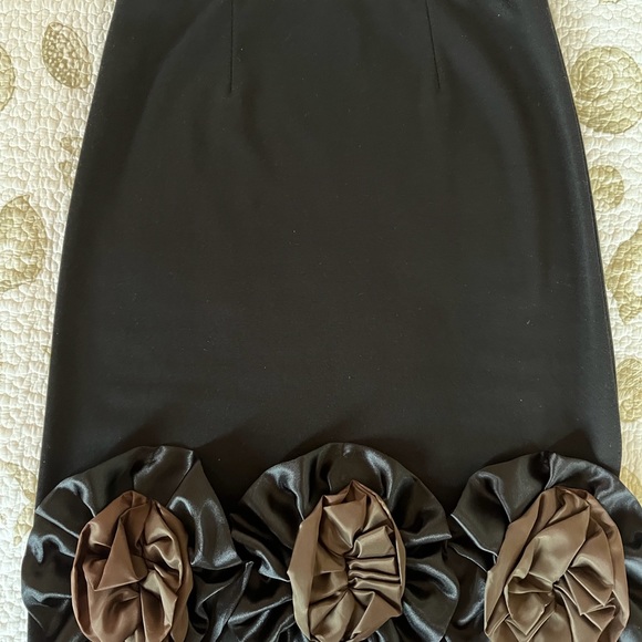 GORGEOUS BLACK SKIRT with FLOWER APPLICATION Size M - Picture 3 of 4